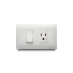 Fotografía de Interruptor Incrustación + Toma P Tierra Blanco - Construmarket